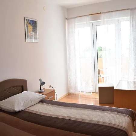 Ruhiges Ferienhaus Mit Balkon Und Garten Peroj