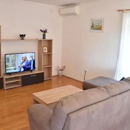 Ruhiges Ferienhaus Mit Balkon Und Garten