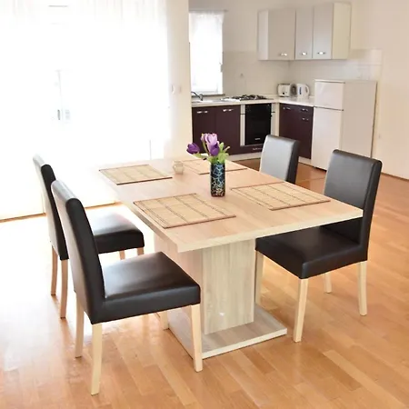 Prázdninový dům Ruhiges Ferienhaus Mit Balkon Und Garten Peroj