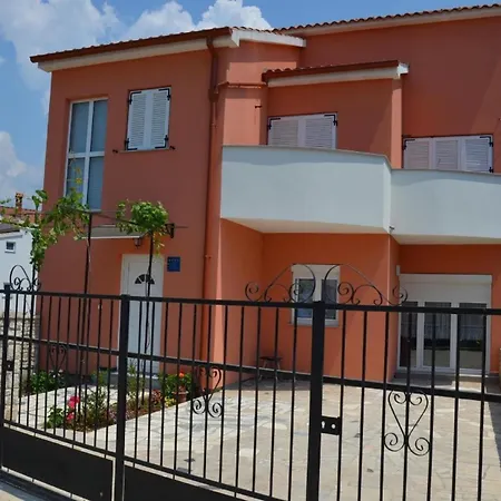 Ruhiges Ferienhaus Mit Balkon Und Garten
