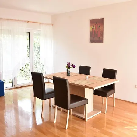 Ruhiges Ferienhaus Mit Balkon Und Garten Prázdninový dům *